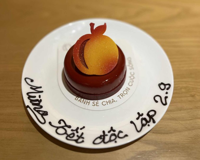 specular red mousse chocolate cake will be a dessert that can be enjoyed by family and friends on the occasion of the September 2nd Independence Day. Photo: Mai Chau