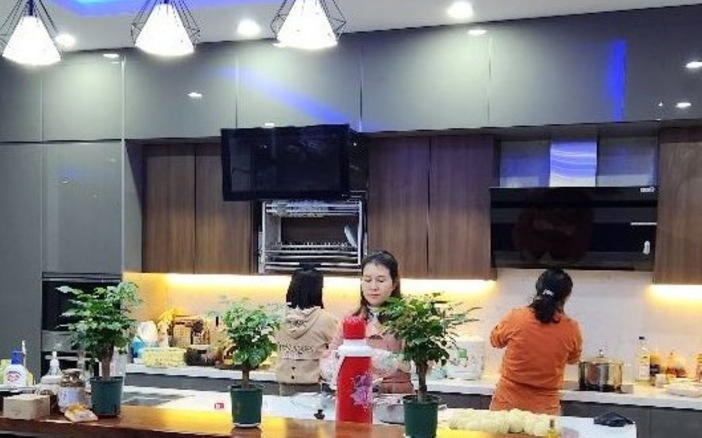 A sincere and skillful woman will be loved by her husband's whole family. Photo: T.L