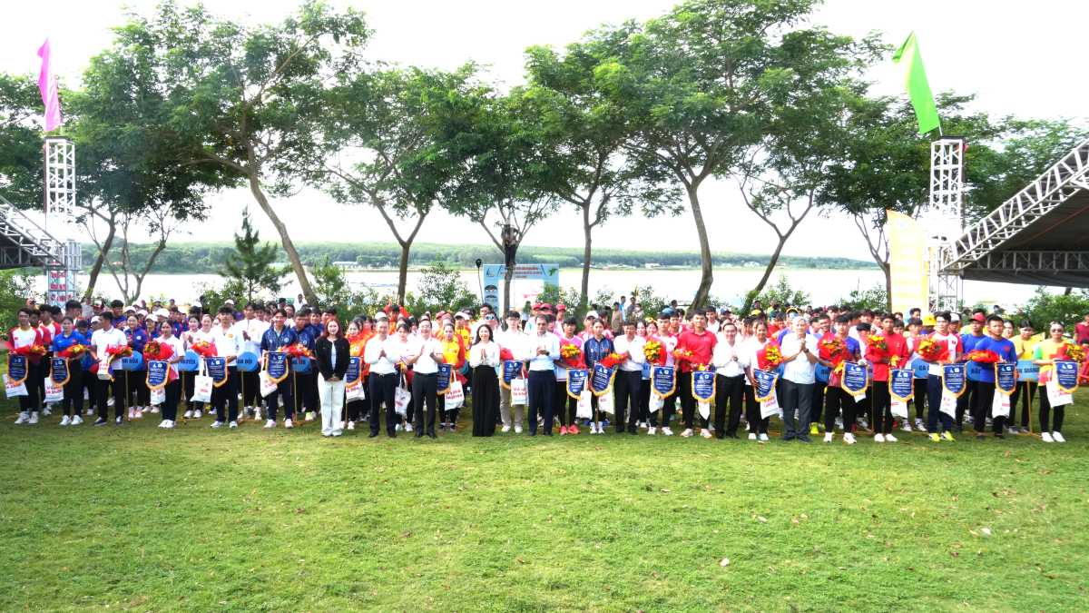 The organizing committee presented medals and flowers to the teams participating in the boat racing competition, held at Da Bang Lake, Ho Chi Minh City. Photo: Thanh An