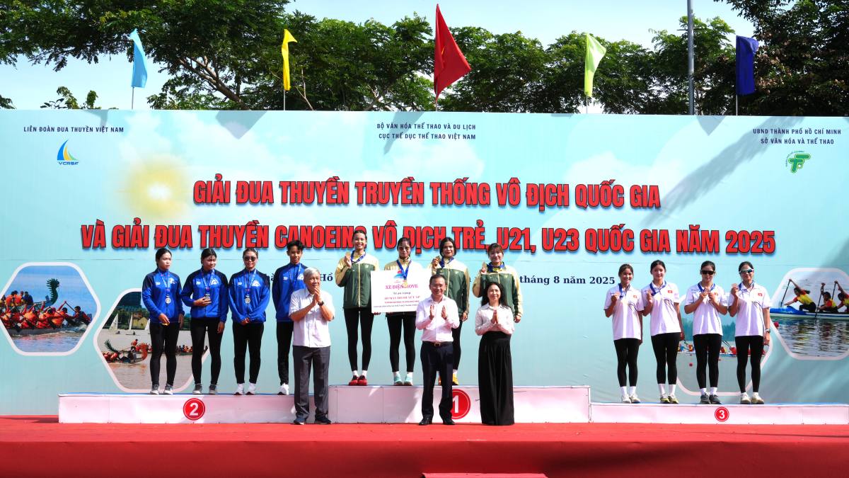 Ban to chuc trao huy chuong cho cac doi Nhat, Nhi, Ba trong noi dung thuyen Kayak 4 U23 nu. Anh: Thanh An