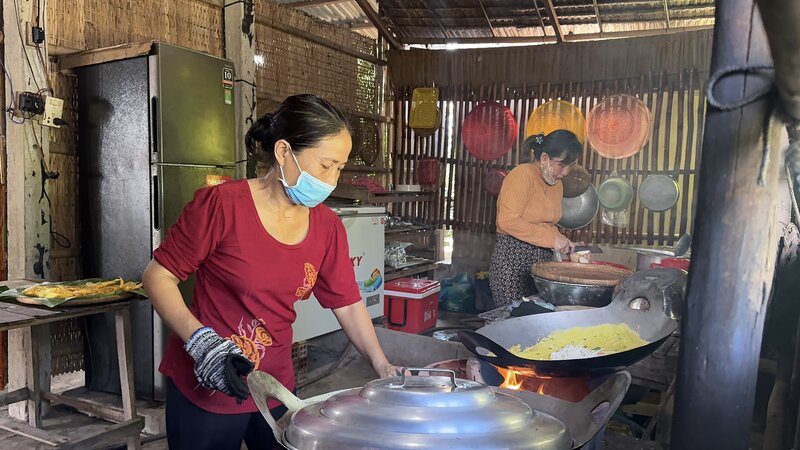 Du khach thich thu trai nghiem chien banh xeo tai Con Chim, net dac sac cua du lich cong dong Vinh Long. Anh: Hoang Loc