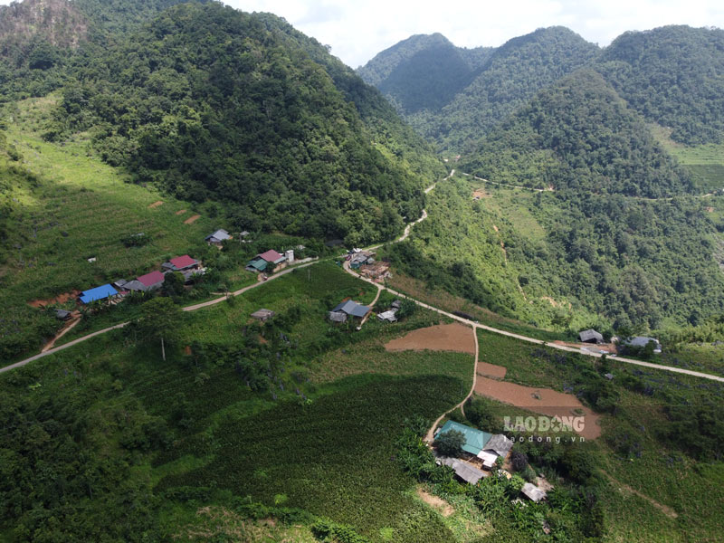Mot goc vung cao Duc Xuan, xa Hoa An noi toi day dia phuong lap nhung den nang luong mat troi. Anh: Tan Van