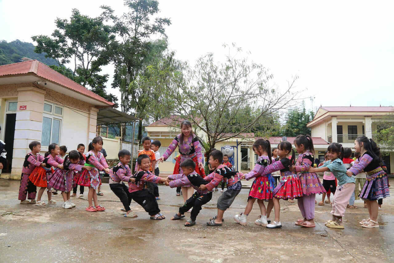 Ngoai gio hoc tieng Viet, cac em hoc sinh vung cao con duoc tham gia cac tro choi, mot hoat dong y nghia trong ky nghi he. Anh: Binh Khang