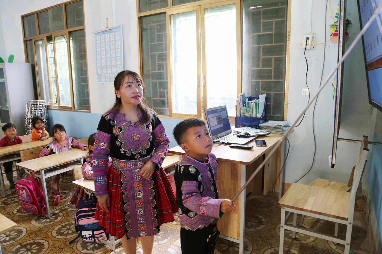 Ms. Giang Thi Sao with "Vietnamese classes for children" for H'Mong ethnic students in Pa Co commune. Photo: Binh Khang