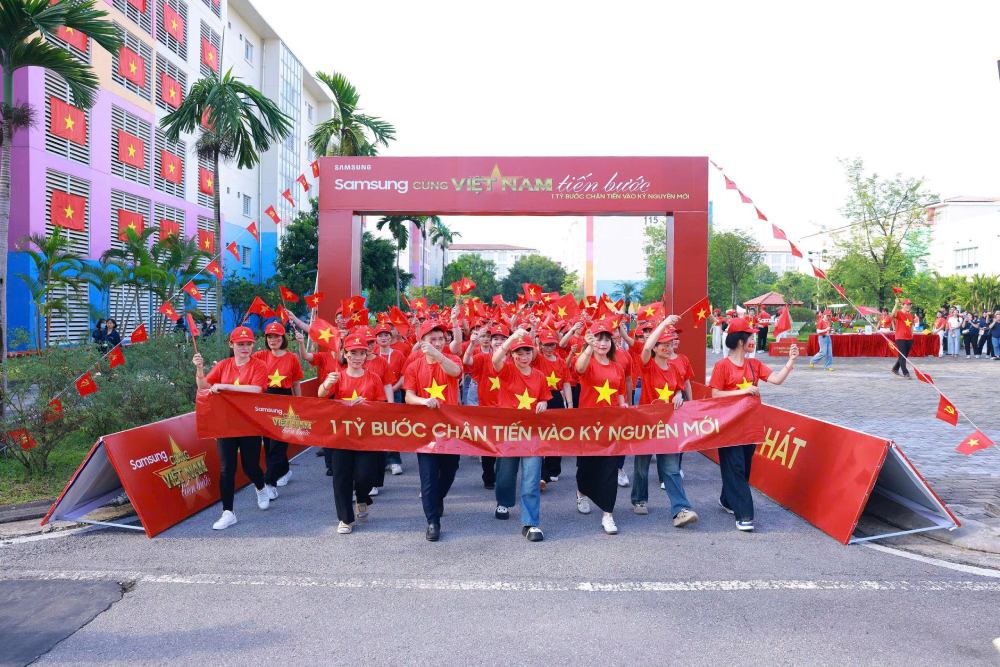 Nhan vien Samsung tu hao trong ao do sao vang “Cung Viet Nam tien buoc”. Anh: Thu Trang