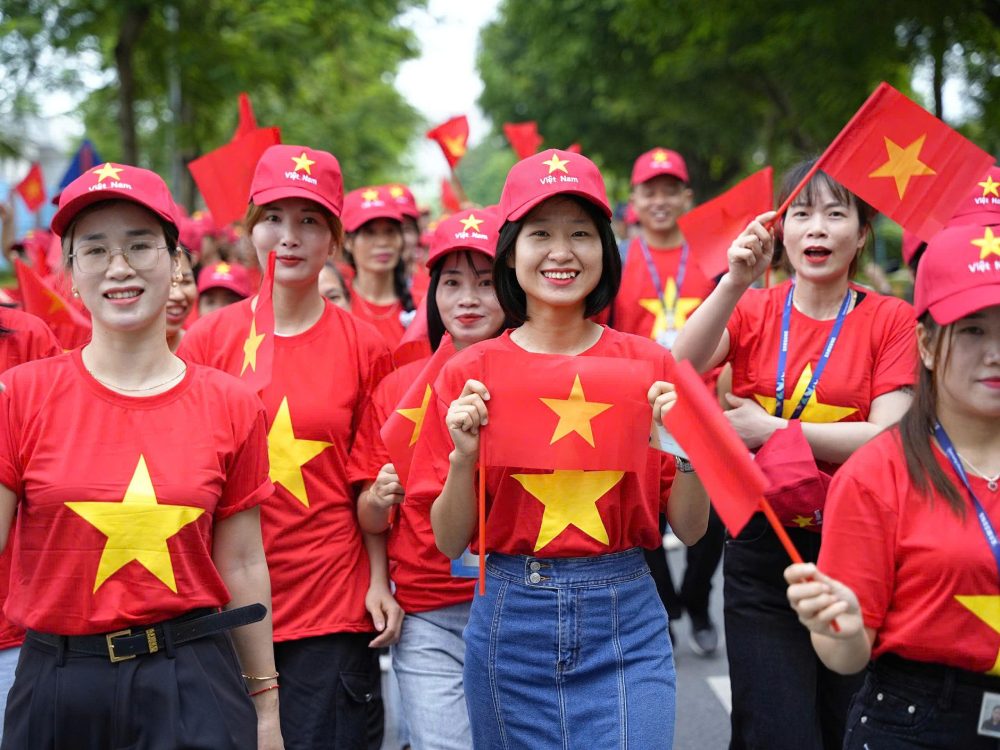 Samsung employees are proud in the red shirt with the yellow star "Marching forward with Vietnam". Photo: Thu Trang