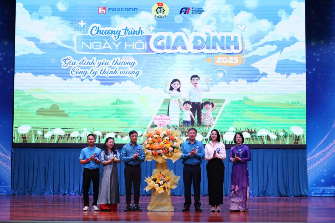 박닌(Bac Ninh)성 노동총연맹 지도자들이 축제를 축하하며 꽃을 전달하고 있습니다. 사진:  찌엔(Quat Chien)