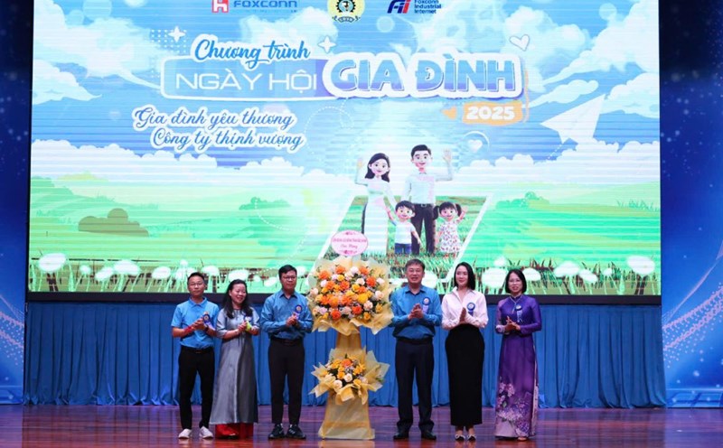 Leaders of the Bac Ninh Provincial Labor Federation presented flowers to congratulate the festival. Photo: Quyet Chien