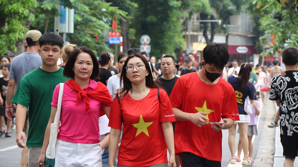 人々がハノイに押し寄せ、建国記念日の前夜の英雄的な雰囲気に浸る
