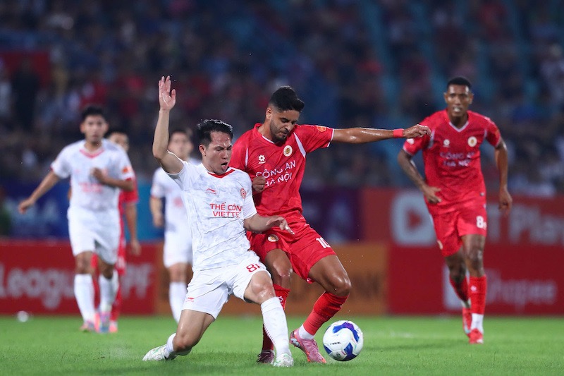Cong an Ha Noi va The Cong Viettel mang den tran cau chat luong trong ngay mo man V.League. Anh: Minh Dan