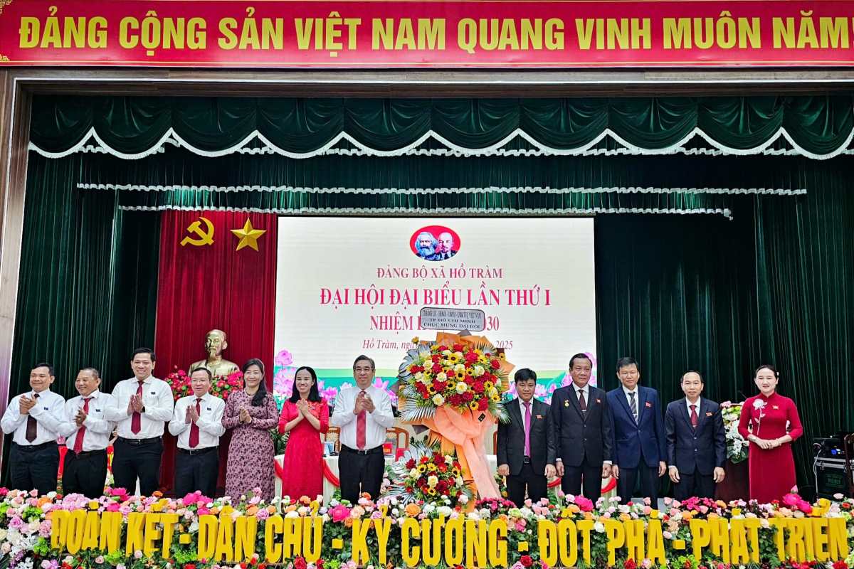 The delegates congratulated the 1st Ho Tram Commune Party Congress, term 2025-2030. Photo: Long Nguyen