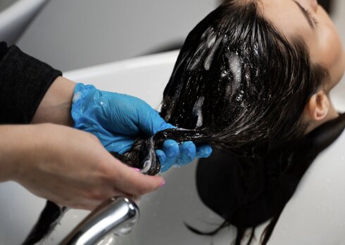 Why should you replace chemical hair dye with herbal products? Photo: Thuy Duong