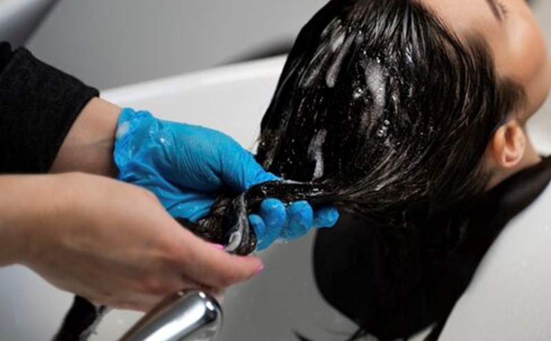 Why should you replace chemical hair dye with herbal products? Photo: Thuy Duong
