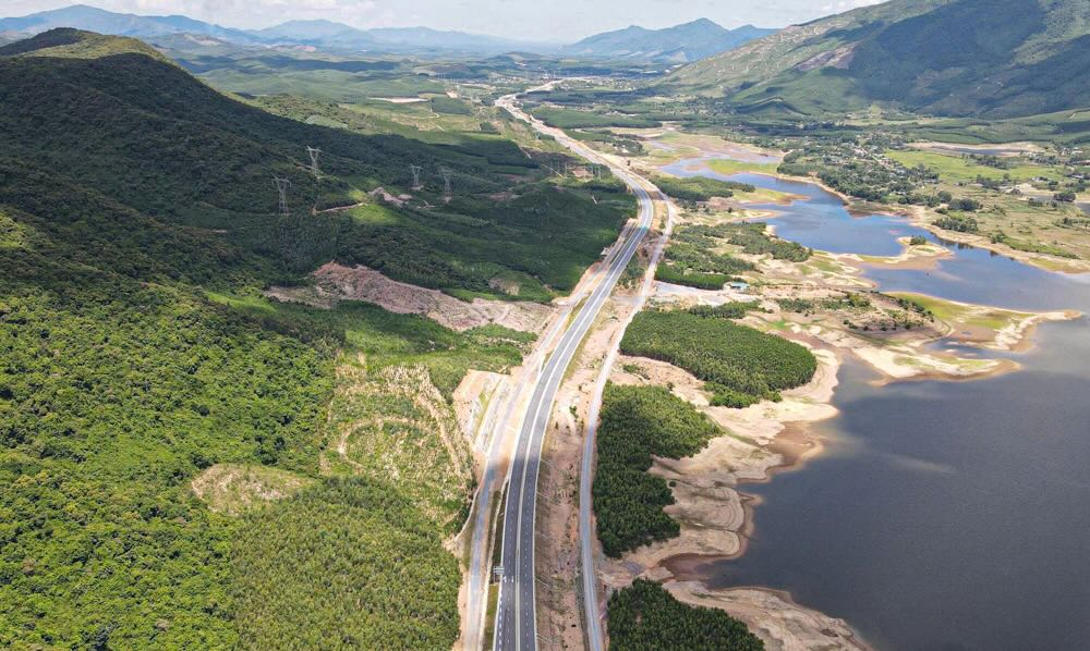 Cao toc Vung Ang - Bung co tong chieu dai 55,34km, trong do doan qua tinh Ha Tinh dai 12,9km va doan qua tinh Quang Tri dai 42,44km. Ngay 19.8 sap toi, cao toc nay se duoc thong xe ky thuat theo dung chi dao cua Thu tuong Chinh phu va Bo Xay dung.