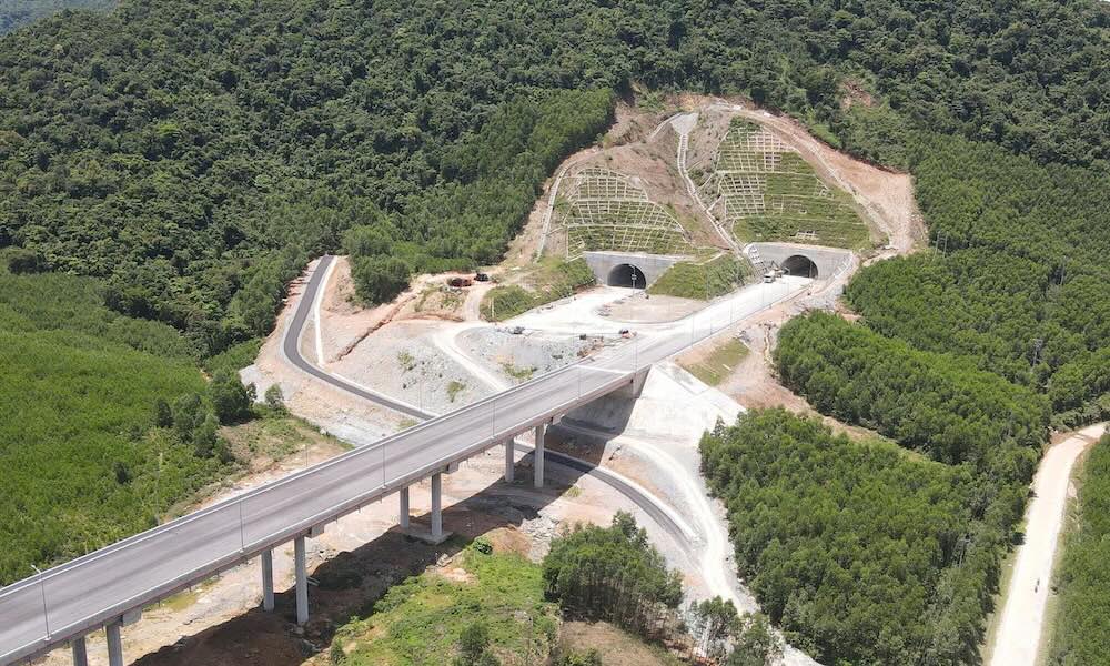 Ham Deo But cua du an cao toc Vung Ang - Bung la ham duong bo duy nhat tren tuyen cao toc Bac - Nam dai 107,28km qua Ha Tinh.