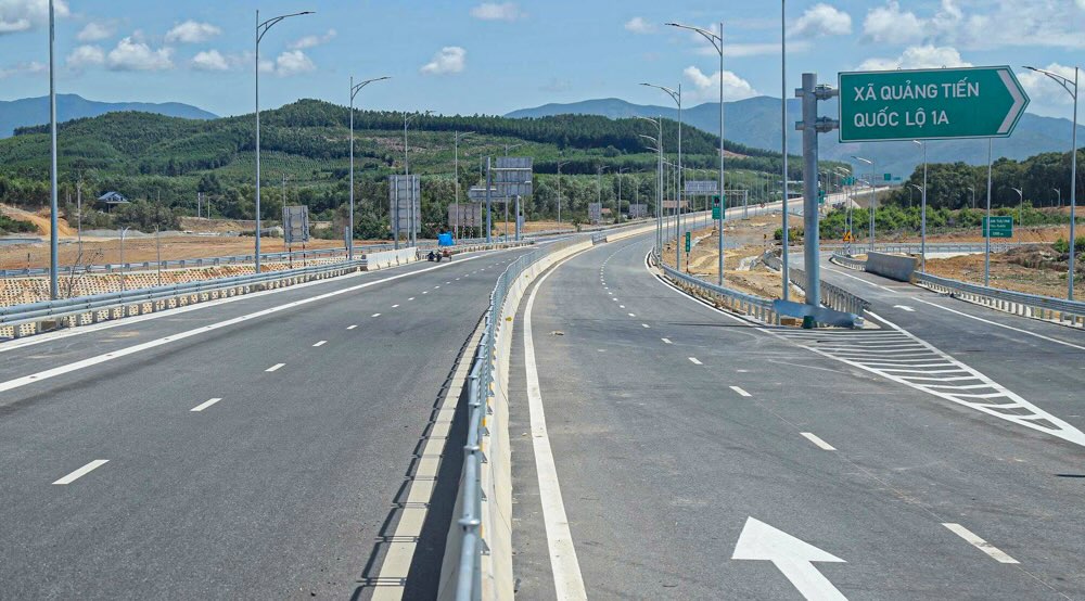 Du an co quy mo 4 lan xe, nen duong rong 17m, van toc thiet ke 80 - 90 km/h, bang qua nhieu doan dia hinh phuc tap nhu doi nui, ho nuoc lon. 