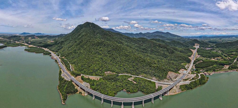 Toan canh doan cao toc uon luon ven ho chua nuoc Kim Son voi dung tich 17,5 trieu m3 nuoc, thuoc dia phan xa Ky Hoa. 