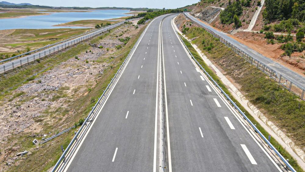 Diem dau du an tai diem giao voi quoc lo 12C, noi tiep voi duong cao toc Ham Nghi – Vung Ang tai xa Ky Hoa, tinh Ha Tinh va diem cuoi thuoc dia phan xa Bo Trach, tinh Quang Tri, khop noi cao toc Bung – Van Ninh. 