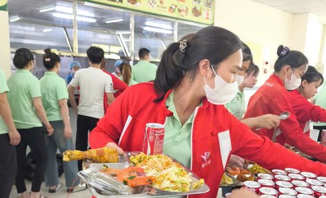 Lee Hing 베트남 섬유 유한회사(흥옌성)는 노동자를 위한 노동조합 식사를 조직합니다. 사진: Lee Hing 베트남 섬유 유한회사