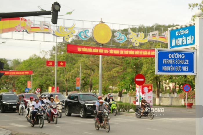 Duong Verner Schulze - Nguyen Duc Viet nam ngay trung tam TP Dien Bien Phu. Anh: Quang Dat