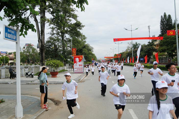 Vo Nguyen Giap Street is the most beautiful street in Dien Bien. Photo: Quang Dat