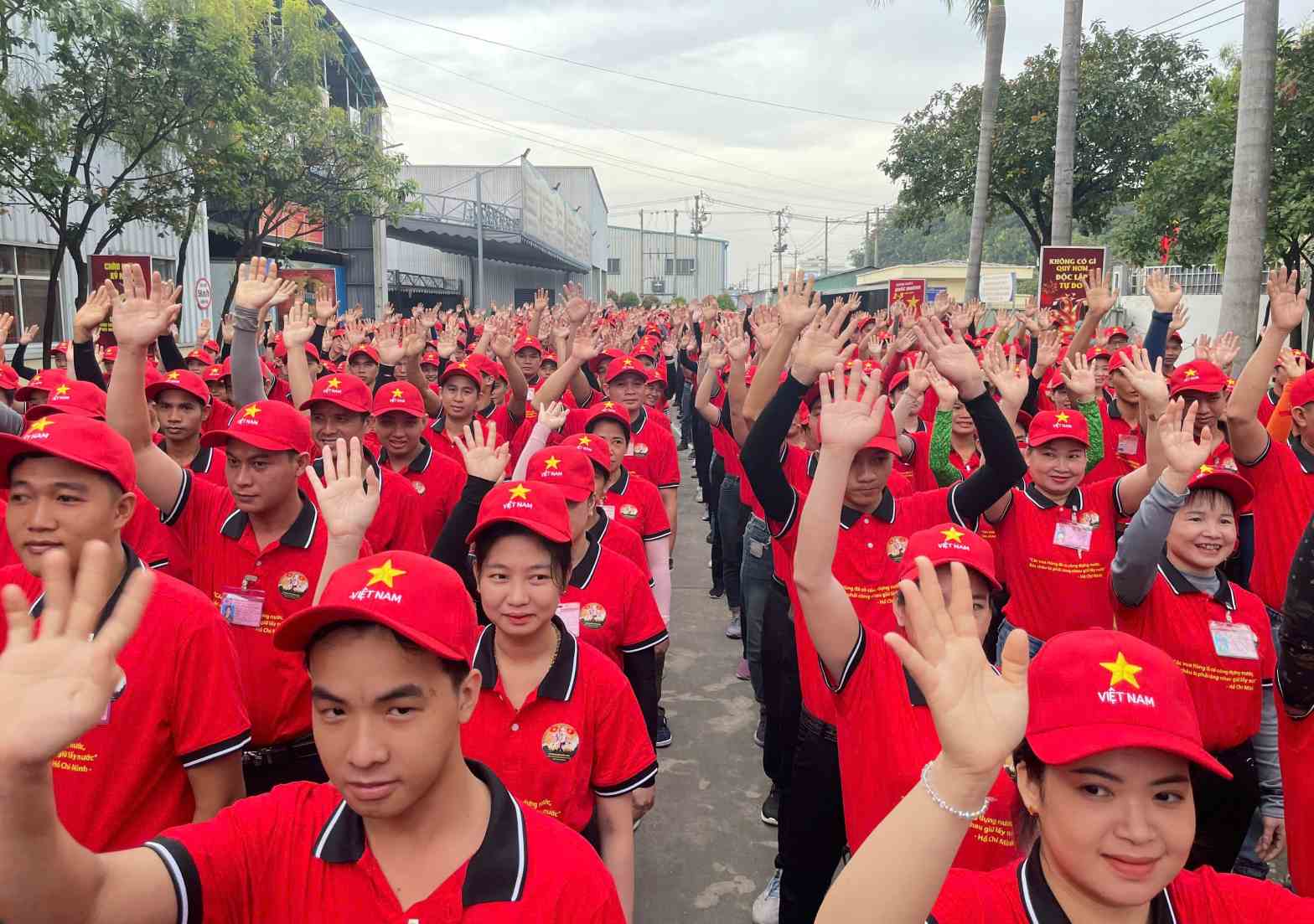 Cong ty thuong le 2.9 va CDCS to chuc bua com than mat dong vien nguoi lao dong. Anh: Dinh Trong