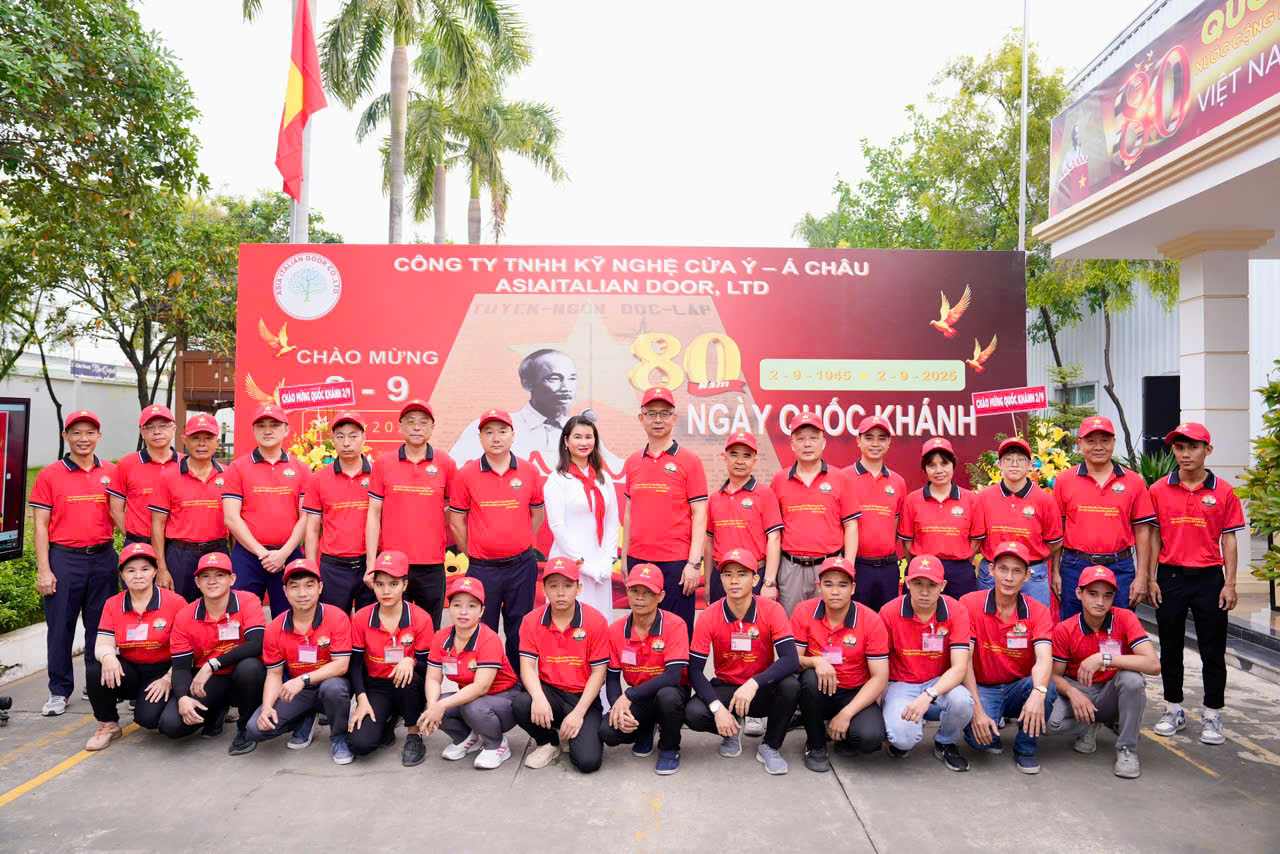Cua Y A Chau 기술 유한 회사는 9월 2일 국경일에 36명의 노동자를 하노이로 여행을 보낼 예정입니다. 사진: 노동조합 제공