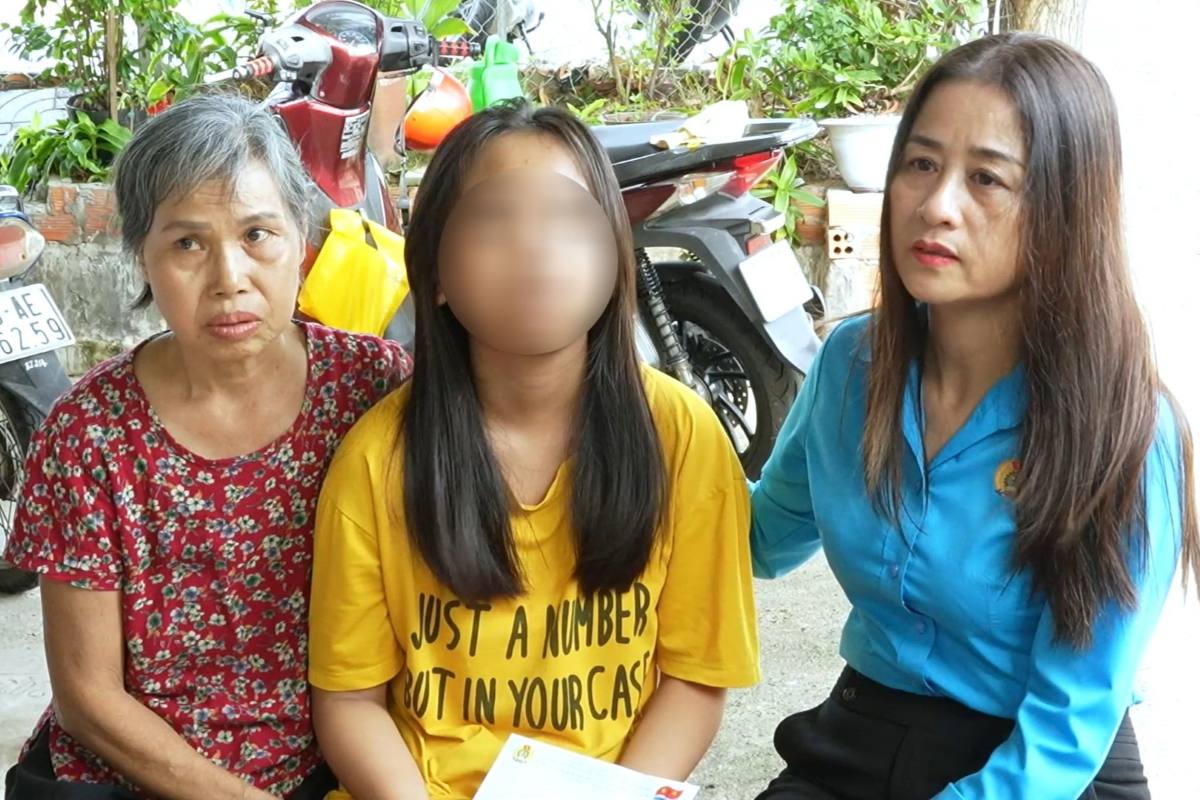 Cong doan den tham, trao hoc bong Nguyen Duc Canh cho em L.T.B.T tai noi o. Anh: Thanh An