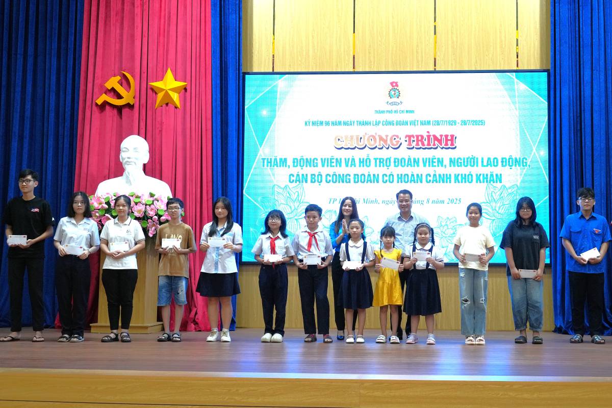 호치민시 노동총연맹은 어려운 환경 속에서도 학업 성적이 우수한 조합원 및 노동자 자녀에게 Nguyen Duc Canh 장학금을 수여합니다. 사진: Thanh An