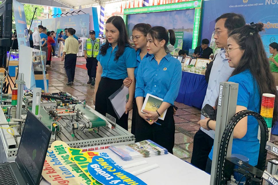 잘라이성 노동총연맹은 창의적인 여정 - 도약하려는 열망이라는 두 가지 아이디어를 전시회에 가져왔습니다. 사진: 비 비