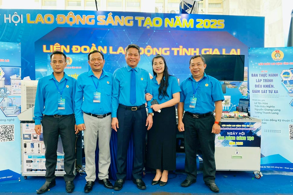 Pho Chu tich Tong LDLD Viet Nam Huynh Thanh Xuan ghe tham gian hang LDLD tinh Gia Lai. Anh: Vy Vy