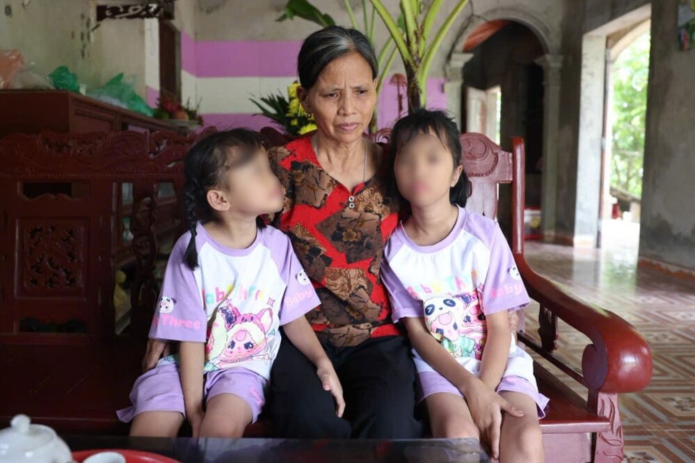Ba Lien va 2 chau noi. Anh: To Cong - Duc Hoang.