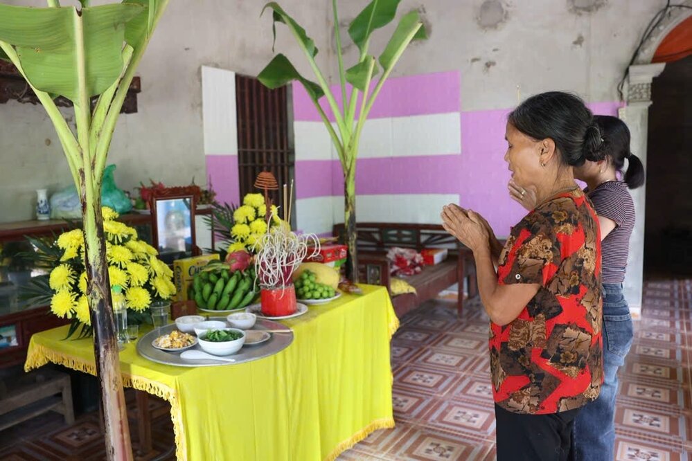 Ba Lien va gia dinh vua lo hau su cho chi H xong. Anh: To Cong - Duc Hoang.