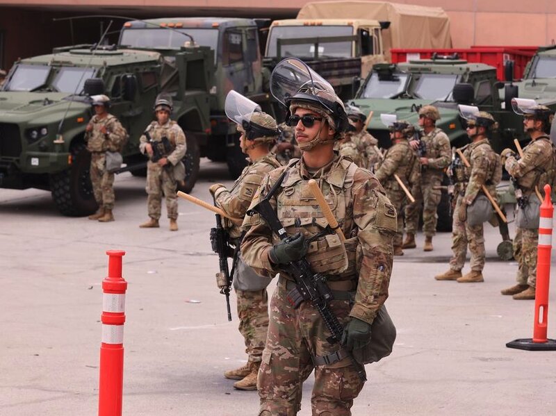 캘리포니아 주 방위군이 2025년 6월 8일 로스앤젤레스 연방 구금 센터에서 경계를 서고 있습니다. 로스앤젤레스의 찬가 캘리포니아의 찬가 미국 찬가. 사진: 신화통신