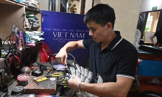 Nghệ nhân Quách Phan Tuấn Anh - Quản lý Làng nghề truyền thống đậu bạc Định Công. Ảnh: Thành Nhân