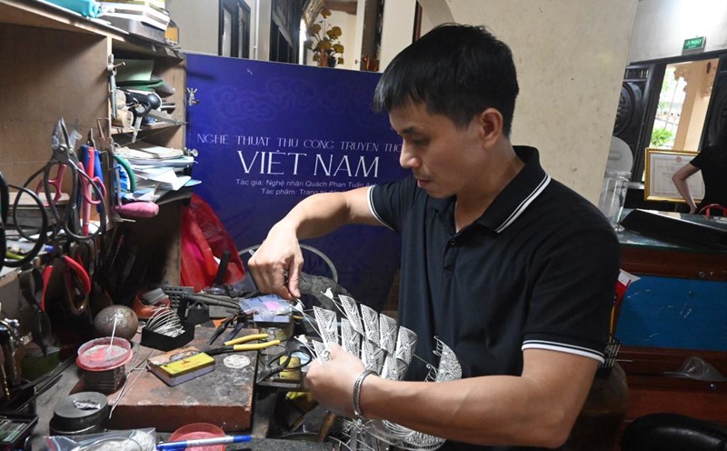Artisan Quach Phan Tuan Anh - Manager of Dinh Cong silver bean Traditional Craft Village. Photo: Thanh Nhan