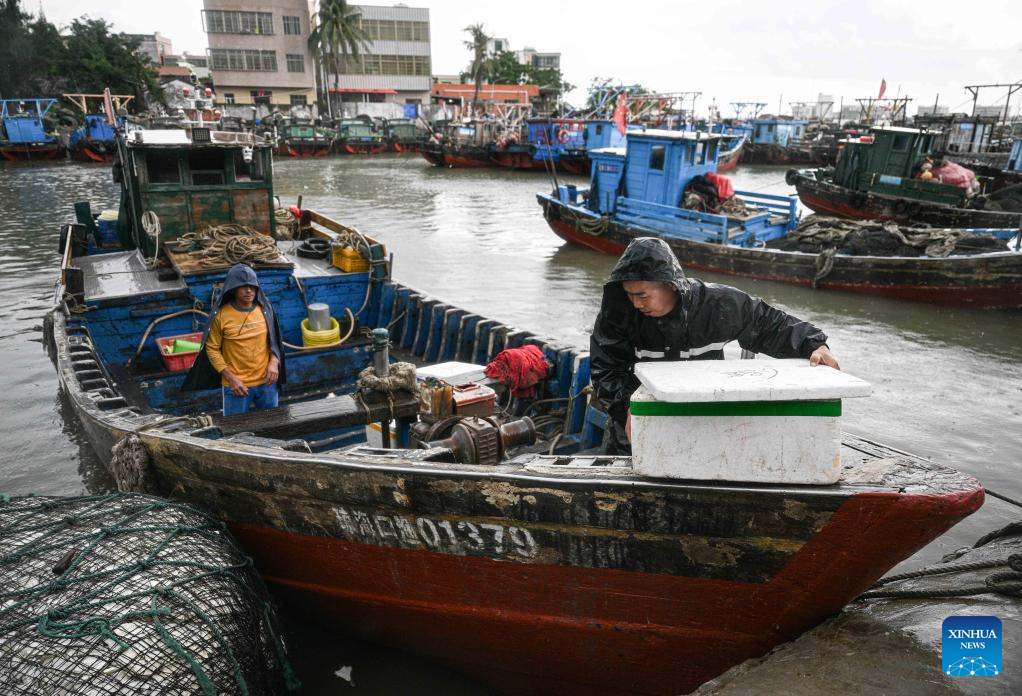 Ngu dan chuyen nhu yeu pham tren tau ca tam hoan ra khoi do ap thap nhiet doi tai cang Hai Khau, tinh Hai Nam, Trung Quoc, ngay 16.8.2025. Anh: Xinhua