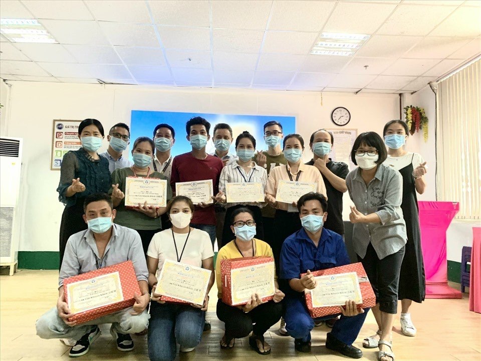 Cong doan co so Cong ty TNHH Pou Sung Viet Nam (Khu cong nghiep Bau Xeo, xa An Vien) thuong xuyen to chuc, trao giai cuoc thi “Sang kien cai tien ky thuat” toi doan vien, nguoi lao dong. Anh: HAC