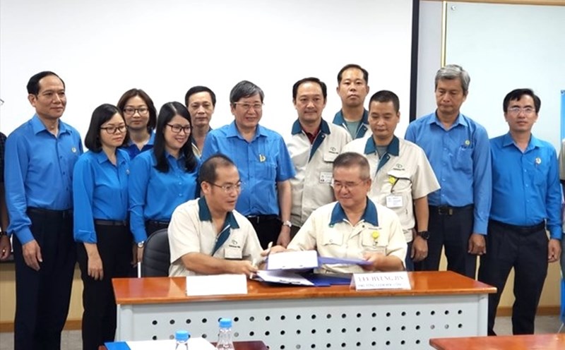 Signing ceremony of cooperation agreement between the Board of Directors and the Executive Board of the Trade Union of TKG Taekwang Vina Joint Stock Company to implement the program "75,000 initiatives to overcome difficulties for development" launched by the Vietnam General Confederation of Labor (March 9, 2021). Photo: HAC