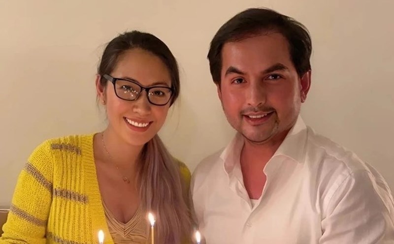 Duc Tien's wife in a photo with the actor during his lifetime. Photo: Character provided