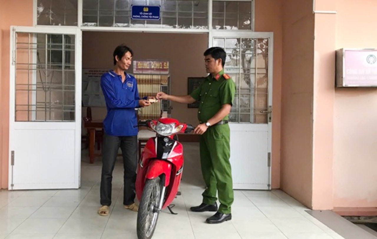 Thuong Lac 경찰서(Dong Thap 지방)는 도난당한 오토바이를 Vo Van Tam 씨에게 반환했습니다. 사진: Dong Thap 지방 경찰서
