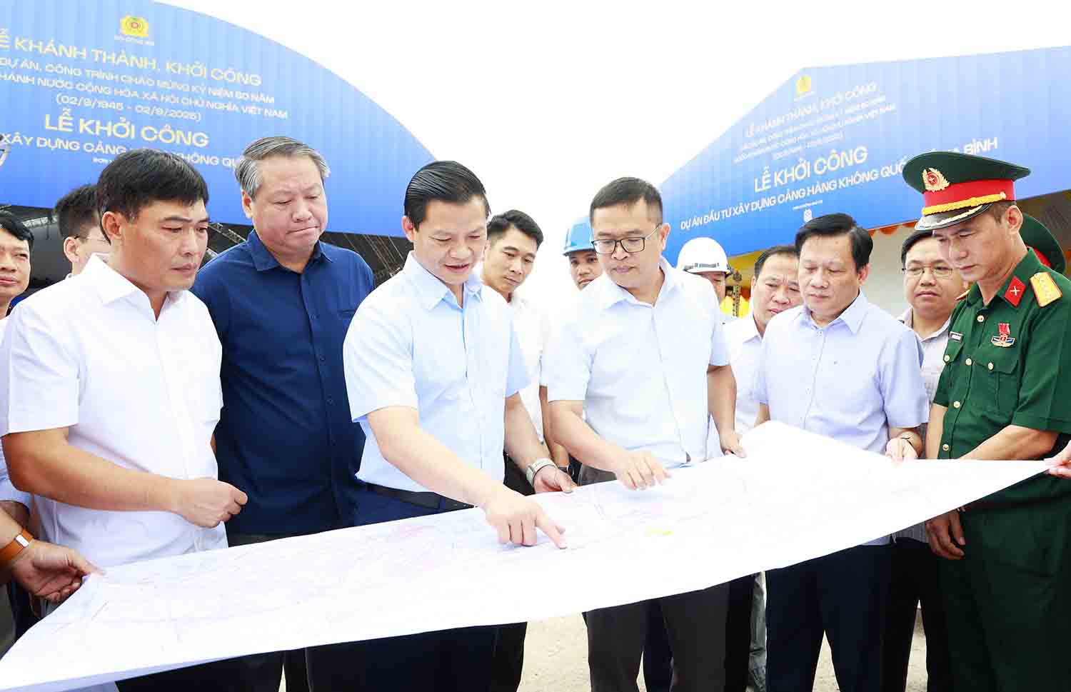 Chairman of the People's Committee of Bac Ninh province Vuong Quoc Tuan inspected the progress of the Gia Binh Airport project. Photo: Dieu Hoa