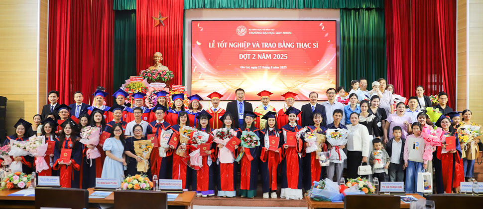 Cac tan thac si, quy phu huynh va lanh dao Nha truong chup anh luu niem. Anh:
