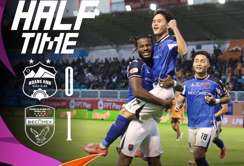 Becamex TPHCM dan truoc Hoang Anh Gia Lai 1-0 trong hiep 1. Anh: B.TPHCM