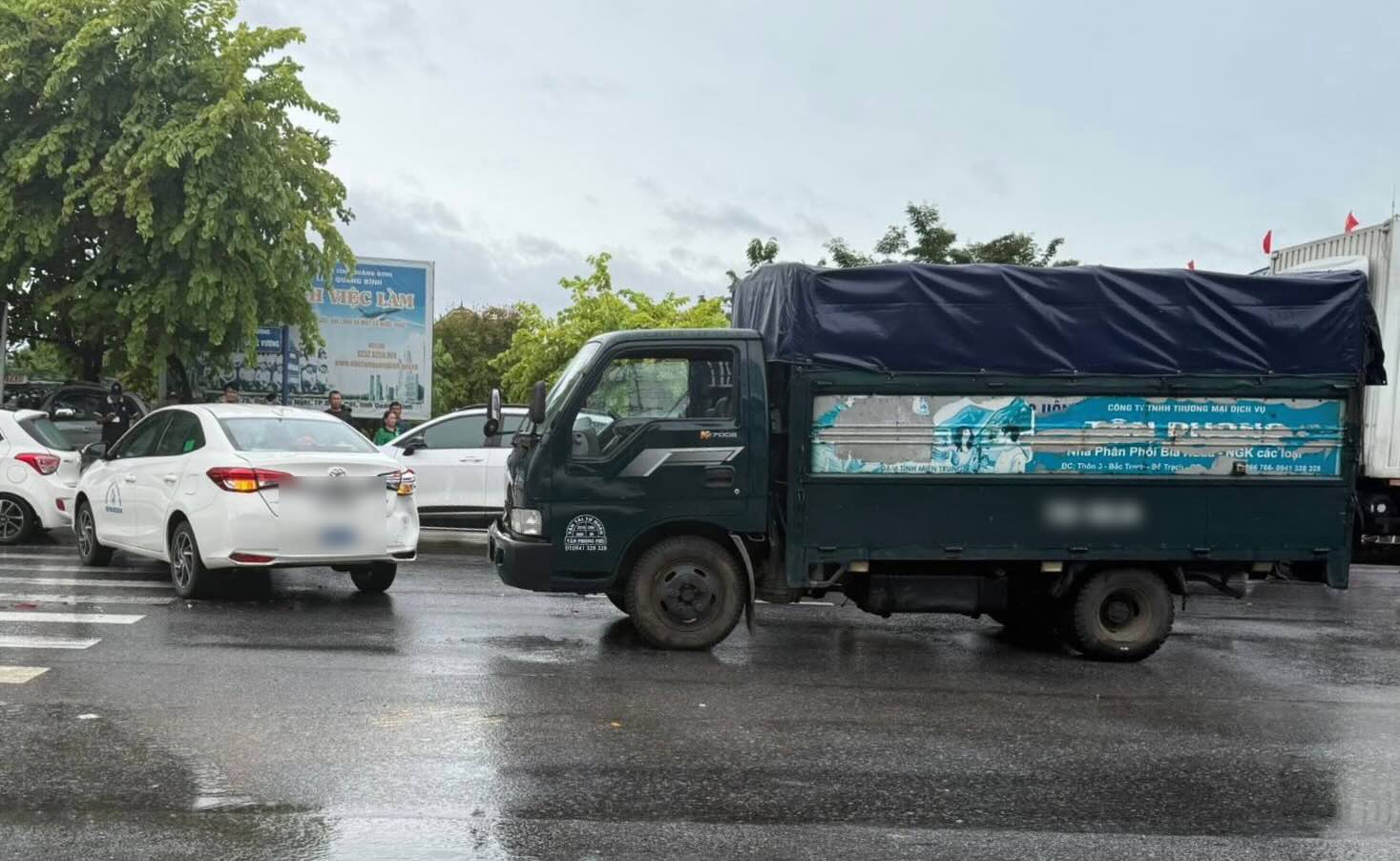 Quang Tri省の国道1号線で交通事故が発生し、約2kmの渋滞が発生しました。写真:Hai Nguyen