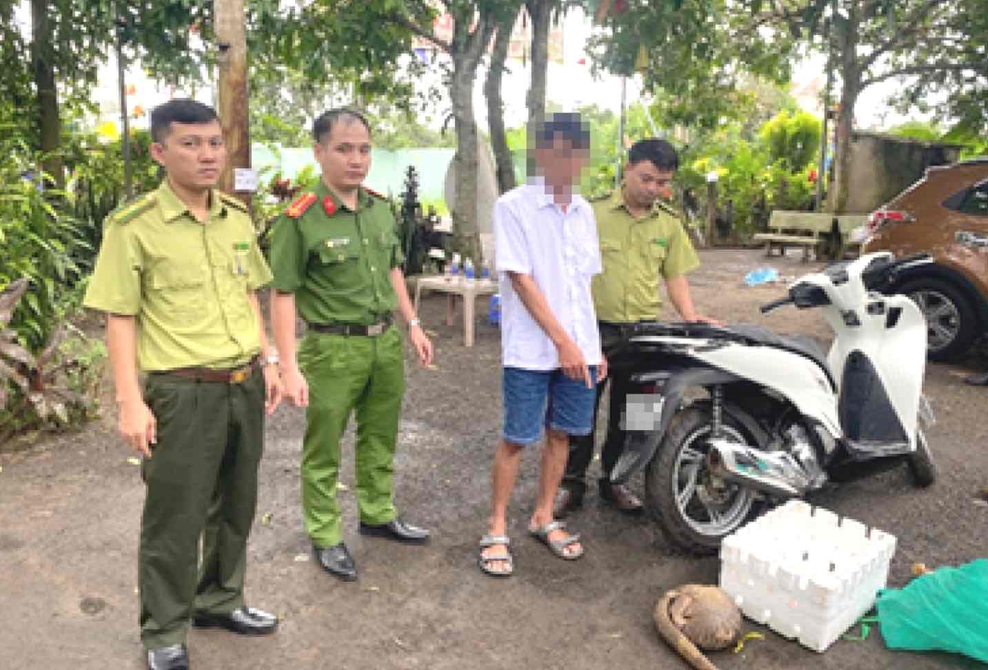 Đối tượng Ngô Thanh Hưng (áo trắng) cùng tang vật lúc mới bị bắt trong vụ mua bán vận chuyển 1 cá thể tê tê. Ảnh: Công an tỉnh Đồng Nai