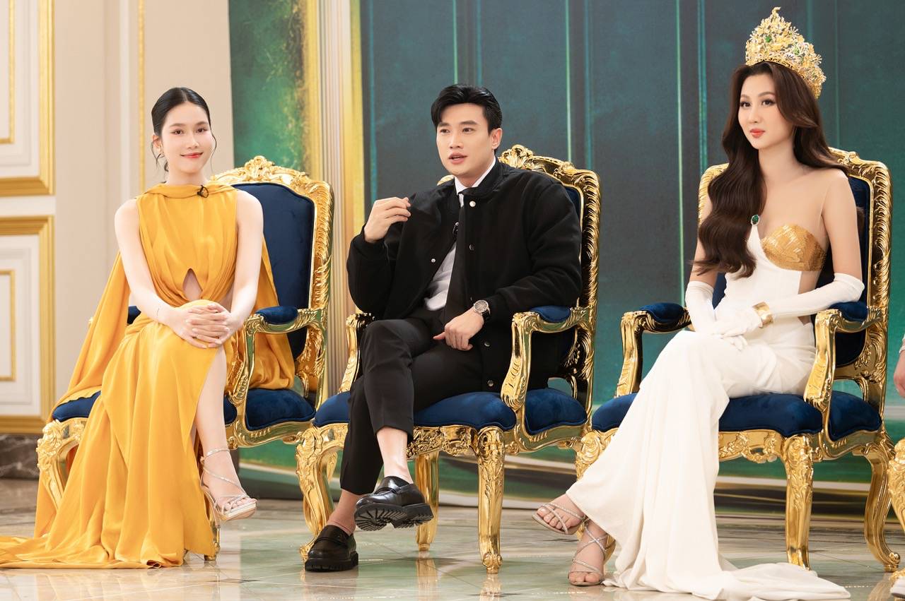 Cac giam khao cham cuoc thi Thiet ke vuong mien Miss Grand Vietnam 2025. Anh: Sen Vang.