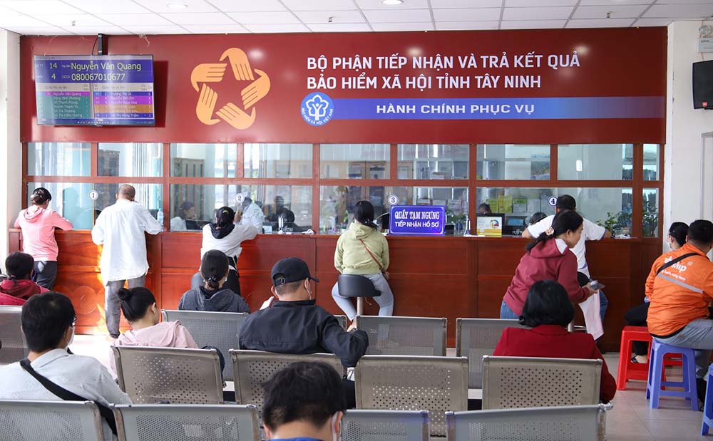 Tay Ninh성 사회 보험의 서류 접수 및 행정 절차 결과 반환 부서에서 거래. 사진: Tay Ninh성 사회 보험