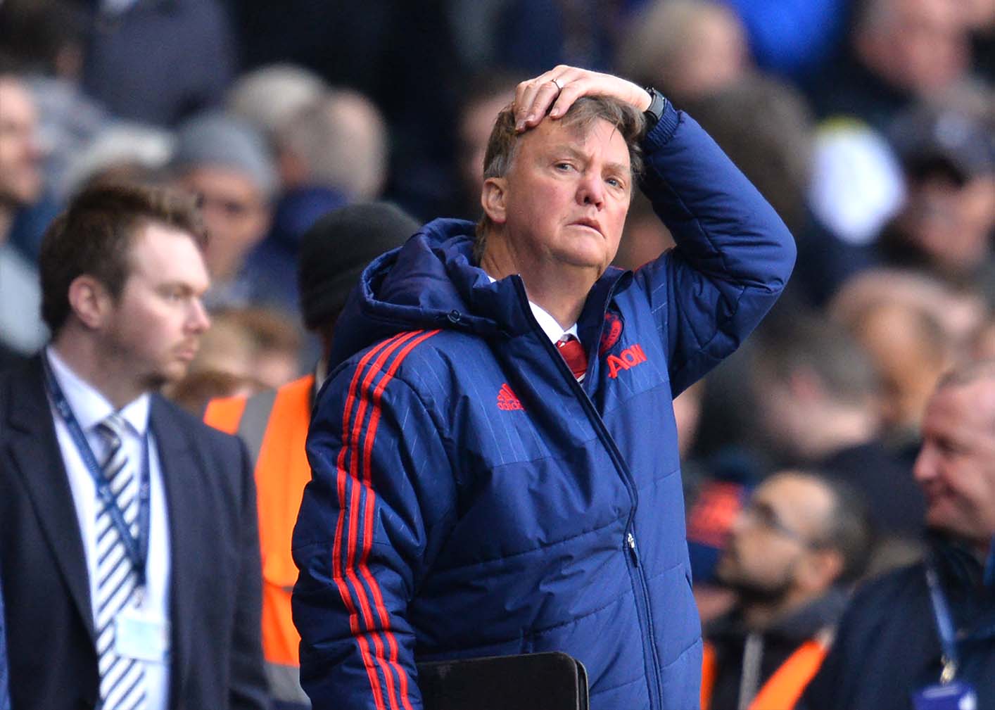 Louis van Gaal lay lung cung khong the cuu noi Man United. Anh: AFP
