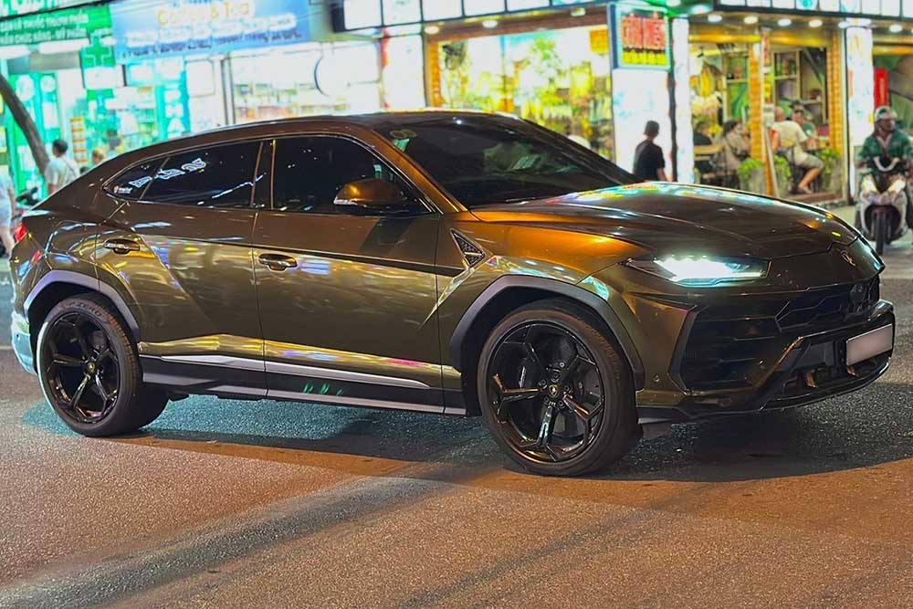 Un Lamborghini Urus de color amarillo Inozetek Midnight unico aparece en las calles de Khanh Hoa. Foto: Thanh Sang